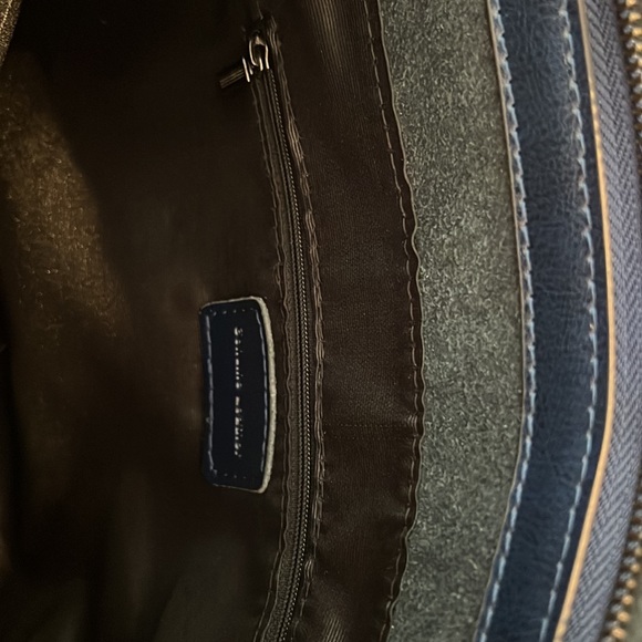 NWOT blue leather tote bag in navy blue. Lovely shape. Well sewn and strong. - Picture 7 of 8